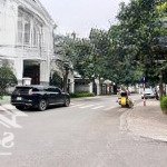 Chính chủ bán biệt thự nguyệt quế, hai mặt tiền, diện tích 380m2 nội thất hiện đại, gần biển hồ.