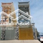 Bán nhà mặt tiền nhựa, ngang 10m dài 45m full thổ cư. có nhà trệt lầu và dãy trọ cho thuê 25tr