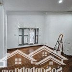 Cho thuê nhà riêng 56/97 văn cao, ba đình. dt 55m2*4.5 tầng ô tô đỗ cửa, mỗi tầng 2p. 18- 20tr/th
