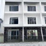 Nhà phố diện tích khủng, ô tô đỗ ngoài 24/7