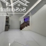 **nhà mới kính coong 32m mặt tiền rộng nở hậu ô tô gần ở ngay!**