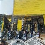 Nhà ốp kính trưng bày trống suốt trong con hẻm sầm uất thành thái