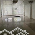 Cho thuê nhà mặt phố lý thường kiệt, dt 90m2x3 tầng, mt 5m, giá 130tr, lh 0968896456