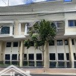 Nhà mới hoàn thiện vào ở ngay, senturia nam sài gòn, sổ hồng, công chứng ngay giá từ 7.1 - 7.5 tỷ.