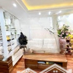 Siêu phẩm cầu giấy, nhà 7 tầng, thang máy, ô tô vào nhà, ô tô đỗ cửa, vài bước ra phố.