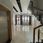Cho thuê nhà có thang máy 5x2om,hầm+4 lầu,đường lớn 16m full máy lạnh giá 35 tr/tháng vạn phúc city
