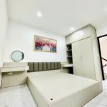 3 tầng, 3 phòng ngủ, 3 nhà vệ sinh , 1 phòng khách , 1 phòng thờ, 1 sân phơi,đầy đủ nội thất