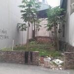 đất biên giang ôtô đỗ cửa đường thông gần trường học