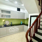 Nhà xây mới 40m2, 5 tầng thang máy ngõ đê la thành thông hào nam chỉ hơn 8 tỷ