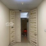 Căn hộ chung cư chính chủ, nội thất cơ bản, ở ngay và lâu dài, tiền điện nước trả theo nhà cung cấp
