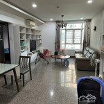 Cho thuê căn hộ hoàng anh gold house, 2 phòng ngủ, căn góc, view hồ bơi, giá 10 triệu.