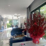 Biệt thự đơn lập ngay vòng xoay phú hữu.dt đất 475m2.full nội thất cao cấp.sân vườn rộng. giá 37 tỷ
