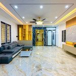Phân khúc còn sót lại -nguyễn văn cừ-3 thoáng thông các ngõ -6 tầng thang máy -4 ngủ full -9,25 ty