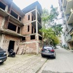 Cần bán liền kề sau quận ủy tây hồ, tiếp giáp hồ tây. 95m2. mt: 8m. xây thô 4 tầng.