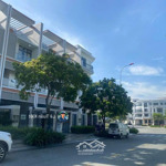 Nhà nguyên căn cho thuê giá: 32tr/ tháng, dt: 5x22 . vị trí đẹp đường lớn tại kdt vạn phúc city.