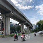 Bán nhà mặt phố hoàng cầu - view hồ - ô tô vào nhà ,kinh doanh sầm uất ,90m2 giá chào 37 tỷ.