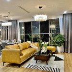 Gia đình cần bán gấp căn hộ 3pn full nội thất giá 5,5 tỷ tại chung cư a5 xuân la, tây hồ