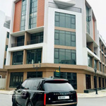 Hoa hậu ánh dương diện tích đất 192m2. mặt sàn gần 1000m2 lô góc 3 mặt, sau vườn nhà để 2 oto