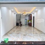 Nhà lô góc - sát mặt đê bát khối - ô tô 7s đỗ cửa ngày đêm - ngõ rộng, thoáng mát - ở sướng