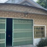 Nhà xây còn mới đẹp, chi dọn vô là ở, nhà chắc chắn, yên tâm