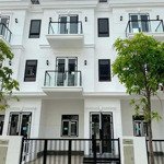 Không đâu rẻ hơn ! nhà 1 trệt 3 lầu full nội thất mà chỉ 11 tr khu sim city quận 9
