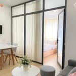 Căn hộ 1 phòng ngủ cao cấp - full nội thất ngay trung tâm - giáp quận 1, quận 3