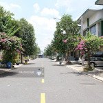 Bán căn shophouse trục chính tại oasis, nhà đã hoàn thiện, có sẵn nội thất, giá 2 tỷ