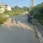 Diện tích : 4 x13,85m2 đường lớn ô tô đi lại thoải mái .