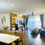 Bán gấp ch 4pn dt;210m2 full đồ , tầng trung đẹp, chung cư discoverry complex 302 cầu giấy