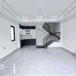 Bán nhà cự khối long biên hà nội trong đê s : 41,2m2 * 3,2m * 5 tầng * 5,6 tỷ ôtô 4c vào nhà