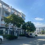 Nguyên căn 5x22m, hầm trệt 4 lầu, thang máy, full máy lạnh, đường 25m, giá thuê chỉ 33 triệu/tháng