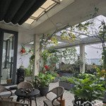 Diện tích: 250 m2 với, 3 phòng ngủ khép kín, 1 phòng đọc sách, sân vườn đầy hoa là không gian tiếp