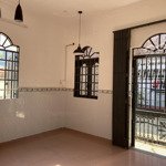 Nhà 2 mặt hẻm rộng, thông thoáng; không ngập nước, giao thông thuận tiện, gần khu phan xích long