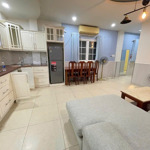 Cho thuê chdv 2pn tại bến vân đồn, 90m2 ban công lớn