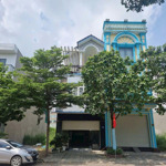Chủ cần bán nhà 3 lầu ngay trung tâm thương mại vincom dĩ an. sát bên 550. kế bên vnvc dĩ an