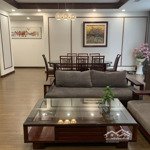 Bán gấp căn hộ 3 ngủ , 101m2 , giá rẻ nhất royal city, 2 ban công, full nội thất, sổ cầm tay