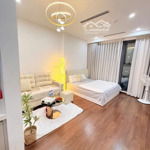 Chính chủ bán cần bán gấp căn studio dt 28.7m2 toà b masteri, giá 2 tỷ bao phí, nội thất sịn sò