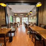 Riêng tư mặt phố thể giao 80 m2 x 4 tầng, mặt tiền 6m, giá 45 triệu/tháng sân vườn thoáng nhận ngay