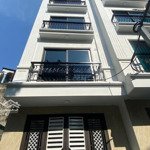 Nhà xây mới 5 tầng - đổ bê tông hết tầng 5 - trước nhà thoáng sáng có sân để 10 xe máy