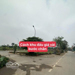Trục chính- kinh doanh - oto tránh - phân lô - đất vuông vắn- cách 3 bước chân ra khu đấu giá