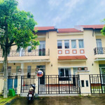 Cho thuê biệt thự có 3 phòng ngủ, đầy đủ nội thất giá 15 triệu trong khu compound tại vsip 1, bd