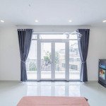Studio siêu rộng với ban công ngắm phố xá