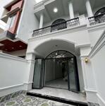 Chủ ngộp nên bán gấp nhà tân cổ điển cách ngã 3 đèn vàng 900m. chỉ 600tr nhận nhà dọn vào ở ngay.