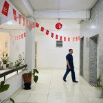 Bán căn hộ góc 70m2, tầng trung, đi thang máy, giá 4tỷ7 khu vực trung tâm trung hoà, cầu giấy
