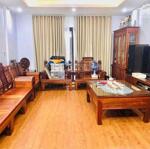 Nhà đồng mai lô góc ôtô đỗ cửa gần trường học
