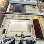 Cho thuê nhà mặt ngõ 178 thái hà 65m x 6tầng mt 7m,đh đầy đủ oto đỗ cửa mời vp,ttta,showroom 32tr
