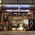 Chính chủ bán lô shop tmdv chân đế vinhomes d''capitale trần duy hưng dt 115m2, căn góc, view bể bơi