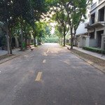 Gia đình cần bán căn biệt thự vườn 180m khu sunny garden city. sài sơn. quốc oai. lh 0985242136