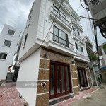 Nhà 5 tầng. ngay sân bóng đá, hồ sen, nhà văn hóa. 300m ra ql6. tiện oto, xe bus. giá hơn 3 tỷ