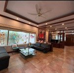 Bán căn biệt thự vườn đào diện tích 230m2 xây dựng 5 tầng sân vườn 129tỷ